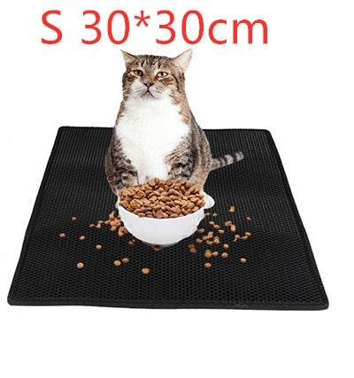Cat sitting on a black mat with a bowl of food, size S 30*30cm indicated.