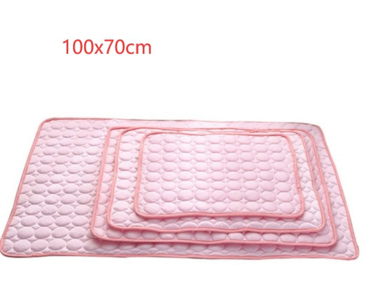 Set of pink quilted mats with dimensions 100x70cm on a white background