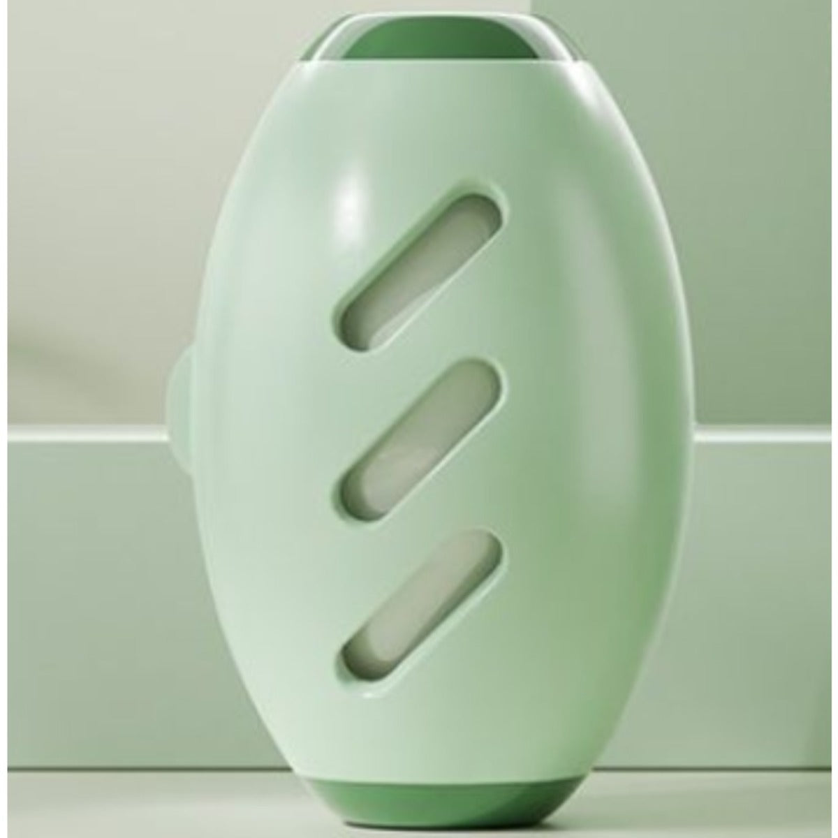 Comfortable grip handle on washable lint roller for easy and smooth cleaning control