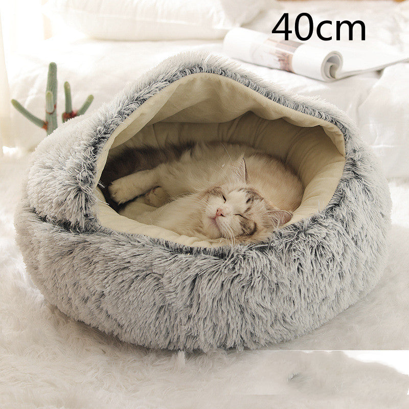Cat lying in a fluffy gray pet bed with a size label '40cm'.